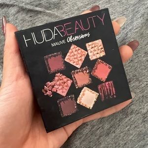 Huda Beauty eyeshadow palette